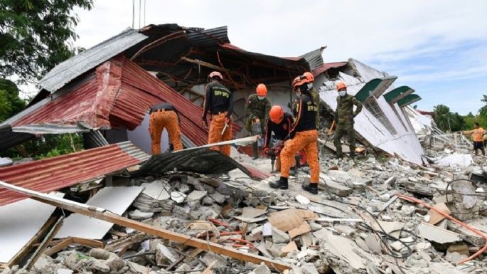 Al menos 60 víctimas fatales tras un fuerte terremoto en Filipinas