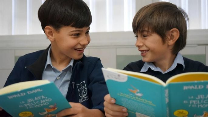 Los niños pobres crecen con pantallas, mientras los ricos pagan para que sus hijos lean