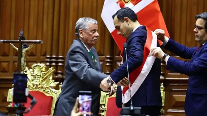 Crisis en Perú: desplazaron a Boluarte y José Jerí asume como interino