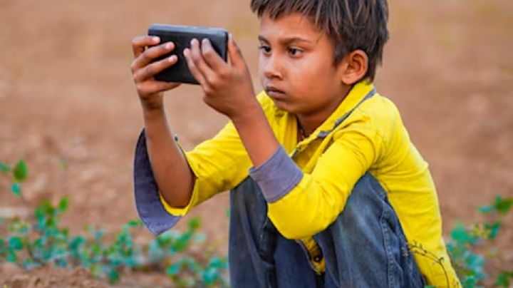 Los niños pobres crecen con pantallas, mientras los ricos pagan para que sus hijos lean