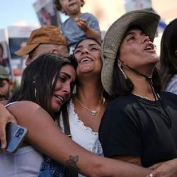 Llantos y abrazos en la Plaza de los Rehenes de Tel Aviv