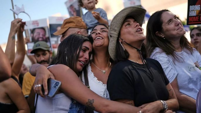 Llantos y abrazos en la Plaza de los Rehenes de Tel Aviv