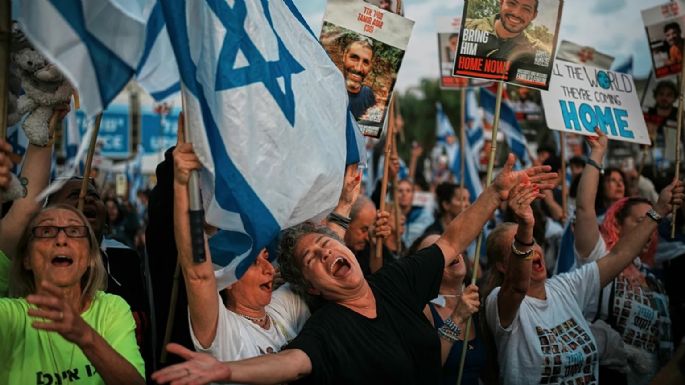 Llantos y abrazos en la Plaza de los Rehenes de Tel Aviv