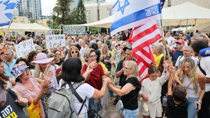 Llantos y abrazos en la Plaza de los Rehenes de Tel Aviv