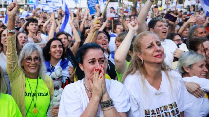 Llantos y abrazos en la Plaza de los Rehenes de Tel Aviv