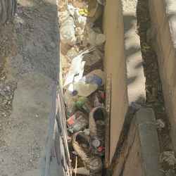 La acequia que está al lado de un hospital y está tapada de basura