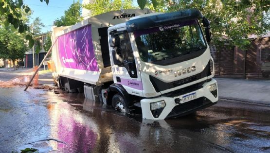 Guaymallén: cedió el asfalto y se “tragó” a un camión recolector