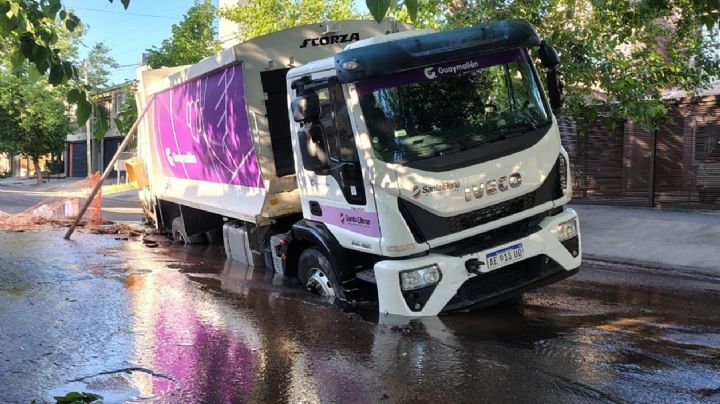 Guaymallén: cedió el asfalto y se “tragó” a un camión recolector