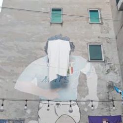 A modo de protesta, taparon el mítico mural de Maradona en Nápoles