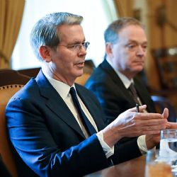 Alarma por el entramado de Bessent para desprenderse de los pesos argentinos