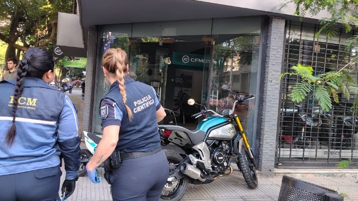 Barretearon una reja para robar cuatro motos 0 Km en pleno centro