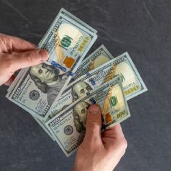 El dólar se desploma y suben las acciones