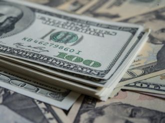 Por qué cae el dólar