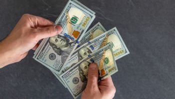El dólar se desploma y suben las acciones