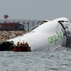 Un avión se despistó en el aterrizaje, cayó al mar y murieron dos personas