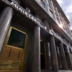 El Gobierno inició negociaciones para la recompra de deuda