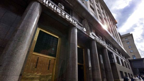 El Gobierno inició negociaciones para la recompra de deuda