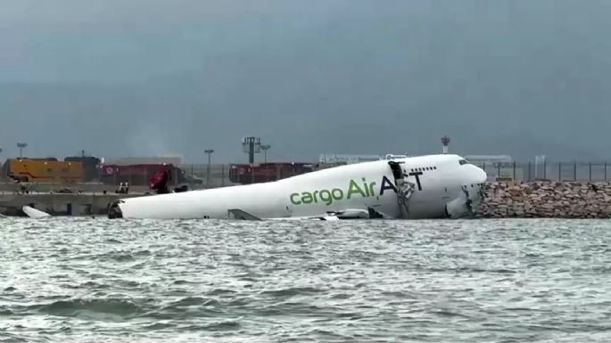 Un avión se despistó en el aterrizaje, cayó al mar y murieron dos personas
