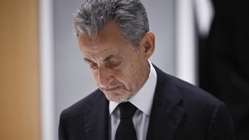 Tras 20 días en la cárcel, Sarkozy salió de prisión y quedó en libertad condicional en su casa
