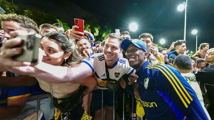 Luis Advíncula rescindió su contrato con Boca y se irá al fútbol peruano