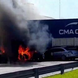 Dos camiones chocaron y aplastaron a un auto en Campana: hay 5 muertos