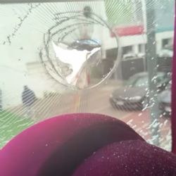 No aprenden, ¿verdad? Hinchas de la U de Chile atacaron el micro de Lanús