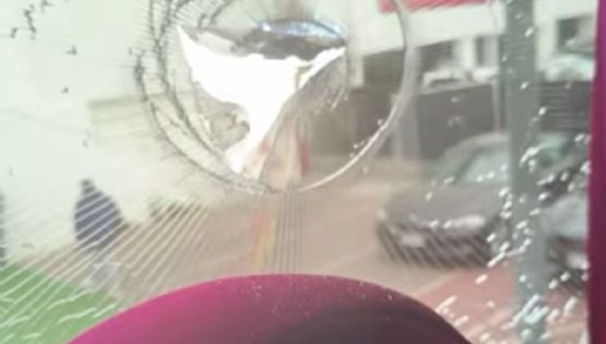 No aprenden, ¿verdad? Hinchas de la U de Chile atacaron el micro de Lanús