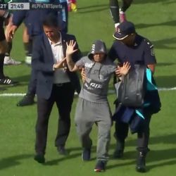 Un hincha de Sarmiento se metió a la cancha y agredió al árbitro Andrés Merlos