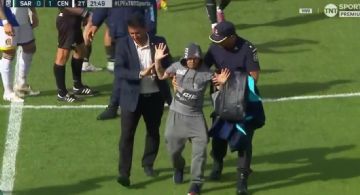 Un hincha de Sarmiento se metió a la cancha y agredió al árbitro Andrés Merlos