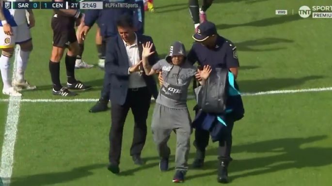 Un hincha de Sarmiento se metió a la cancha y agredió al árbitro Andrés Merlos