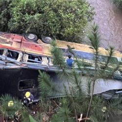 Terrible tragedia en Misiones al caer un colectivo a un arroyo