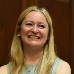 Hebe Casado y su raid tuitero antes de la discusión de los proyectos mineros