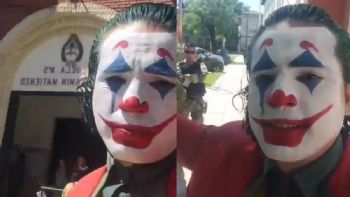 Un hombre fue a votar disfrazado de “El Joker” en Buenos Aires