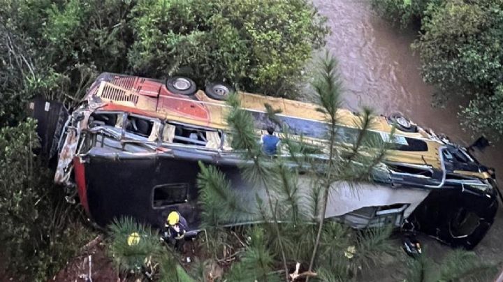Terrible tragedia en Misiones al caer un colectivo a un arroyo