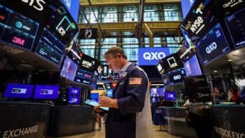 Tras el triunfo de LLA, el Riesgo País se redujo a la mitad 