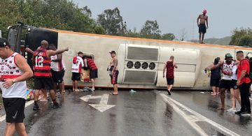 Volcó un micro con hinchas de Flamengo que viajaban a Buenos Aires para ver el partido contra Racing