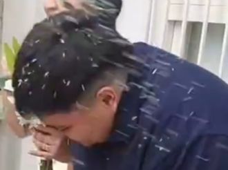 Le tiraron arroz a la salida del registro civil y terminó en urgencias