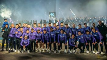 Imponente banderazo de los hinchas de Racing en la previa ante Flamengo