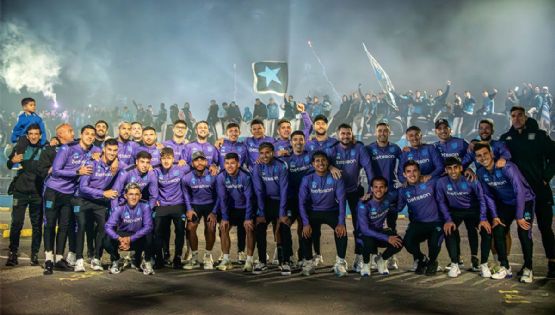 Imponente banderazo de los hinchas de Racing en la previa ante Flamengo