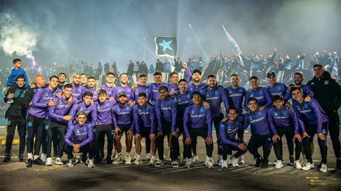 Imponente banderazo de los hinchas de Racing en la previa ante Flamengo