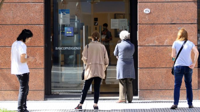 Según el Indec, en agosto los salarios le ganaron a la inflación 