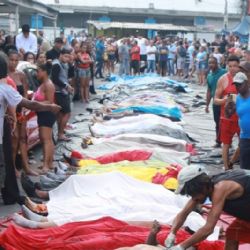 Trasladan más de 50 cuerpos a una plaza tras el mortífero operativo policial