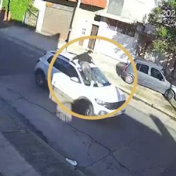 Una mujer manejó seis cuadras con un hombre colgado del capot tras un choque