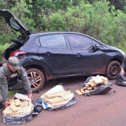 Encontraron un auto abandonado con 126 kilos de marihuana en su interior, el conductor está prófugo