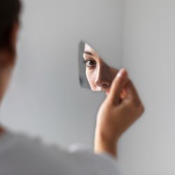 La psicología revela la doble cara de reírse de uno mismo