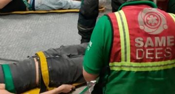 Nueve jóvenes se subieron a un ascensor, empezaron a saltar y se desplomó