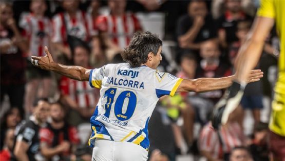 Rosario Central ganó  en Córdoba, con polémica, claro, y le sacó 3 puntos a Riestra