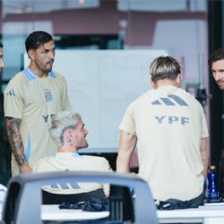 Con Messi y De Paul, la Selección argentina inició su concentración