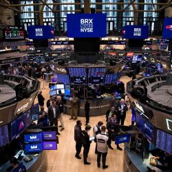 Las acciones y bonos operaron con tendencia mixta