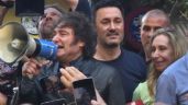 Foto ilustrativa de la nota titulada: Milei en Mendoza: recorrido corto en el caos generado por militantes y opositores
